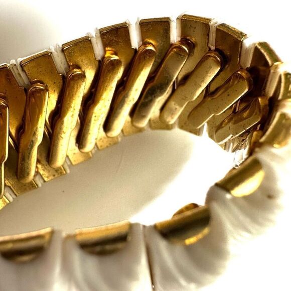 vintage  white thermoset gold tone rope design  expansion bracelet - Picture 4 of 7